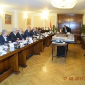 وزير التموين خلال اجتماعه مع شركات مضارب الارز