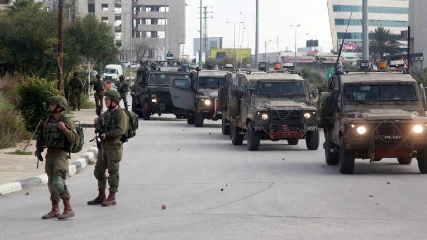 عربات الاحتلال الإسرائيلي خلال إحدى المداهمات