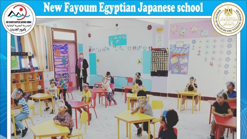 طلاب لا يرتدون زيا مدرسيا داخل الفصل بإحدى المدارس اليابانية