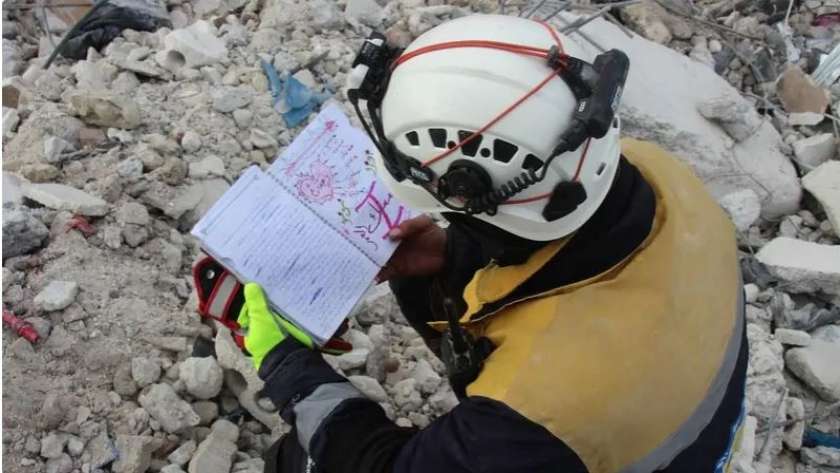 عنصر الإغاثة بالدفاع المدني السوري مع مذكرات الطفلة سارة