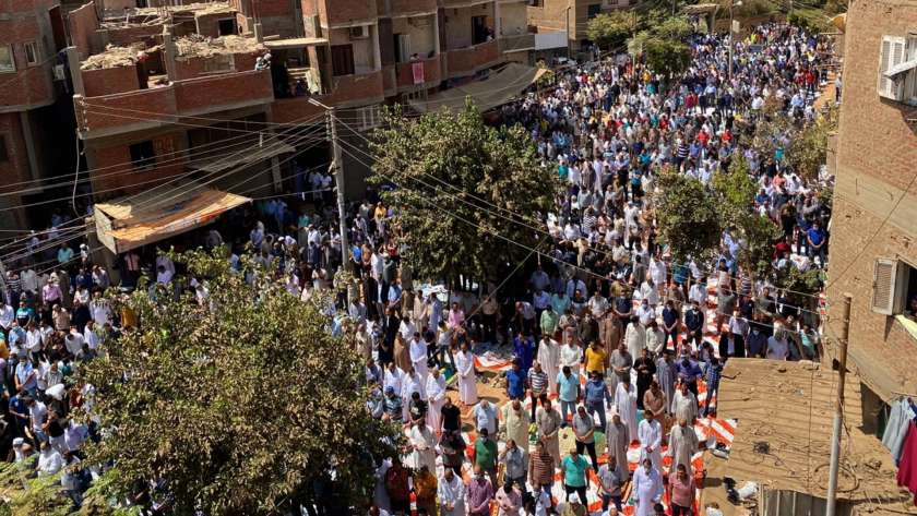 الآلاف يشيعون جثمان الراحل محمود العربي
