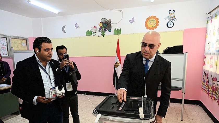 وزير الإسكان يُدلي بصوته فى الانتخابات الرئاسية