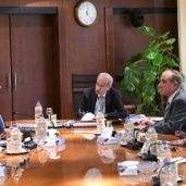 «إسماعيل» أثناء اجتماعه أمس مع وزيرى الرى والتنمية المحلية ورئيس هيئة الأرصاد
