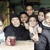 «نعمة» مع أحفادها وأطفال المنطقة