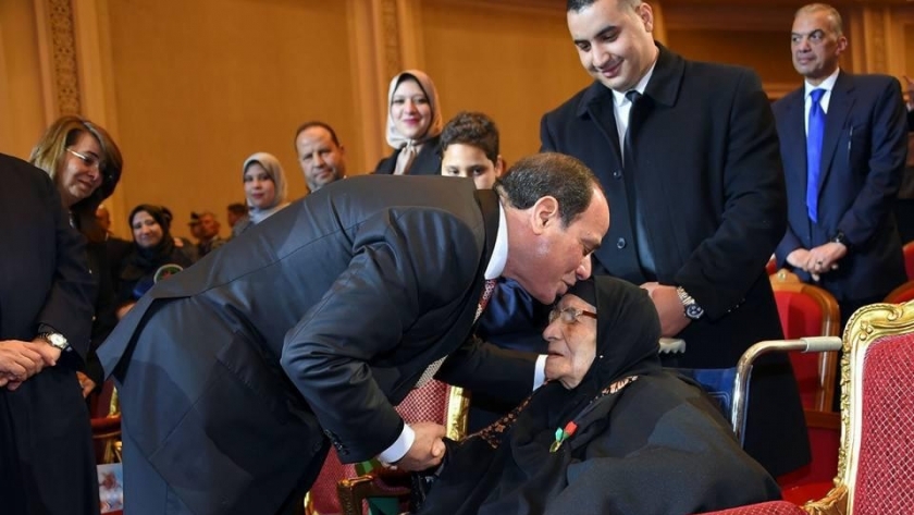 الرئيس عبدالفتاح السيسي يقبل رأس الحاجة غالية التي قدمت شهيدين للوطن