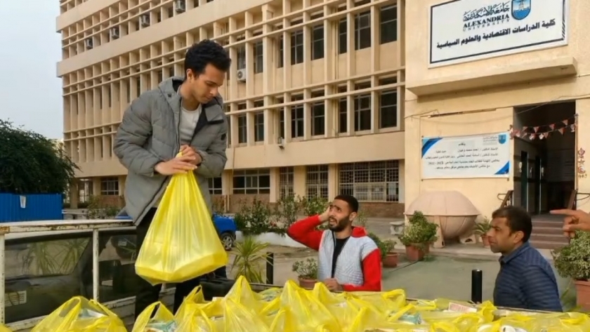 طلبة جامعة الإسكندرية يساهمون في تحضير وجبات الطعام وتوزيعها على الصائمين