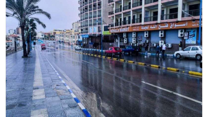 أمطار تسقط على مدينة مرسى مطروح