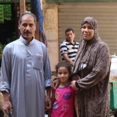 محمد عامر وأسرته فى السوق القريبة لمنزلهم