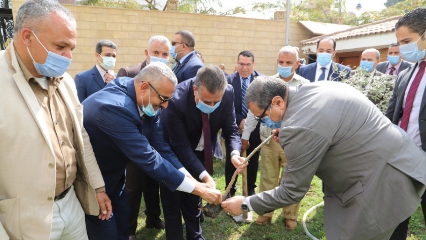 «هنجملها».. وزير القوى العاملة ومحافظ المنوفية يزرعان 1500 شجرة زيتون