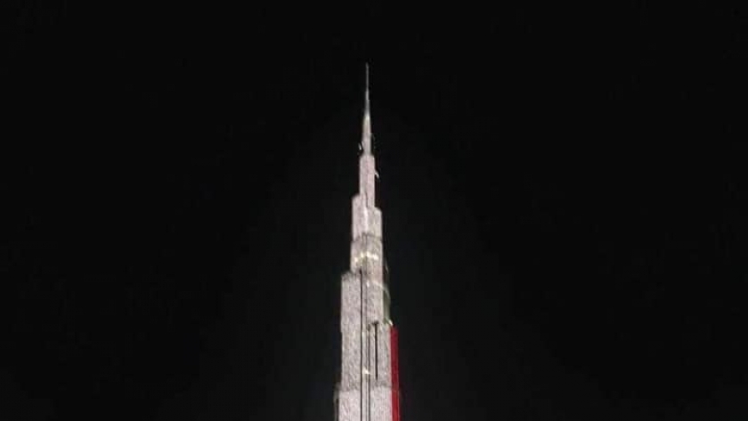 برج خليفة يضاء بعلم مصر مساء اليوم