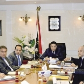 وزير قطاع الأعمال خلال أحد الاجتماعات لبحث طرح الشركات فى البورصة «صورة أرشيفية»
