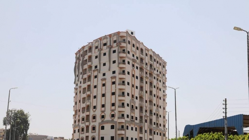 إزالة برج جرجا الشهير في سوهاج.. والمحافظ: القرار انتصار للقانون (صور)
