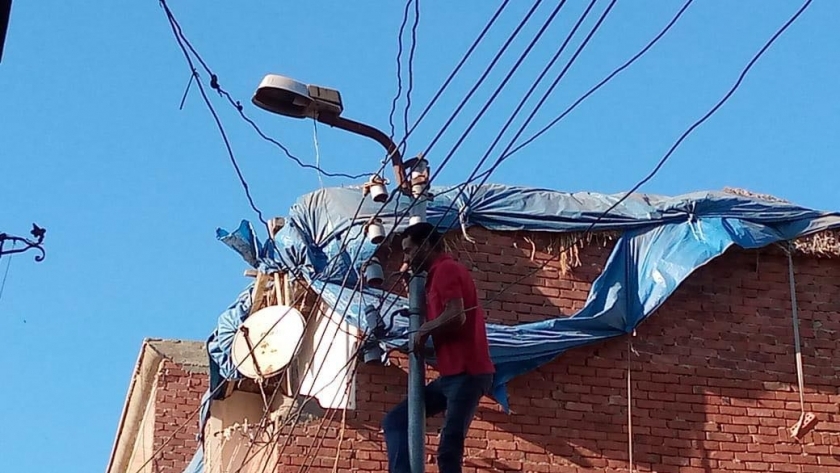 إصلاح اعمدة الكهرباء في بيلا
