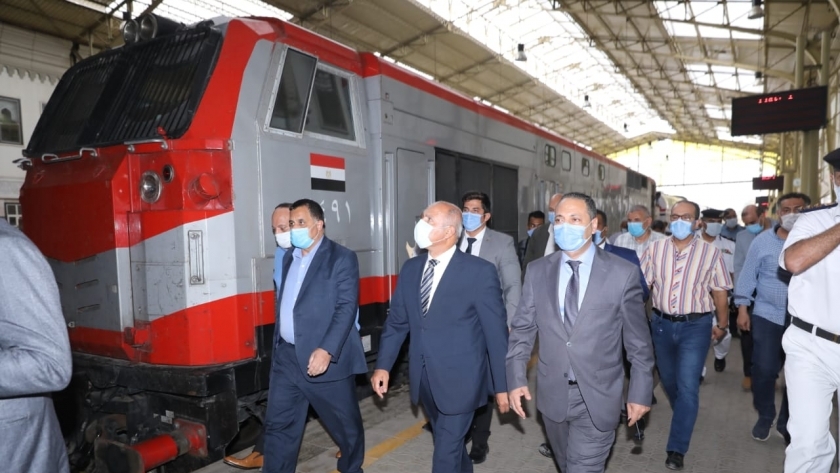 وزير النقل خلال جولة بمحطة مصر
