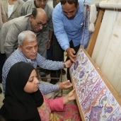 محافظ المنوفية يتفقد ورش صناعة السجاد اليدوي بساقية أبوشعرة