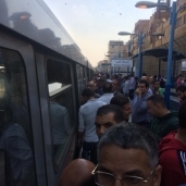 زحام الركاب على رصيف محطة مترو أنفاق المنيب
