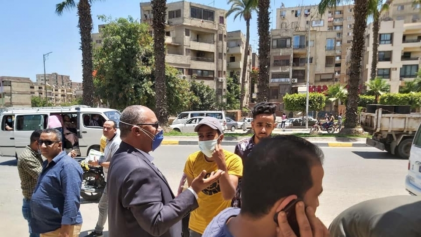 رئيس حي العمرانية يقود حملات الالتزام بارتداء الكمامات وحظر التجوال