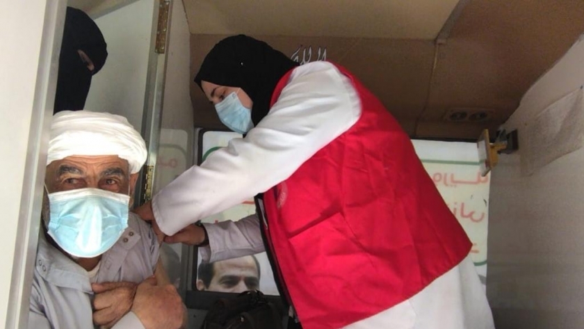 أحد المواطنين يتلقى لقاح كورونا في إطار جهود توفير التطعيمات للجميع