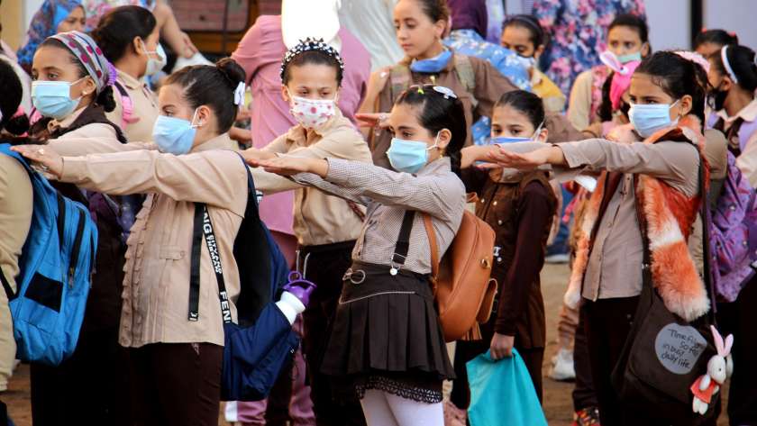 التلاميذ يرتدون الكمامات الطبية أثناء طابور المدرسة في غول أيام العام الدراسي الجديد