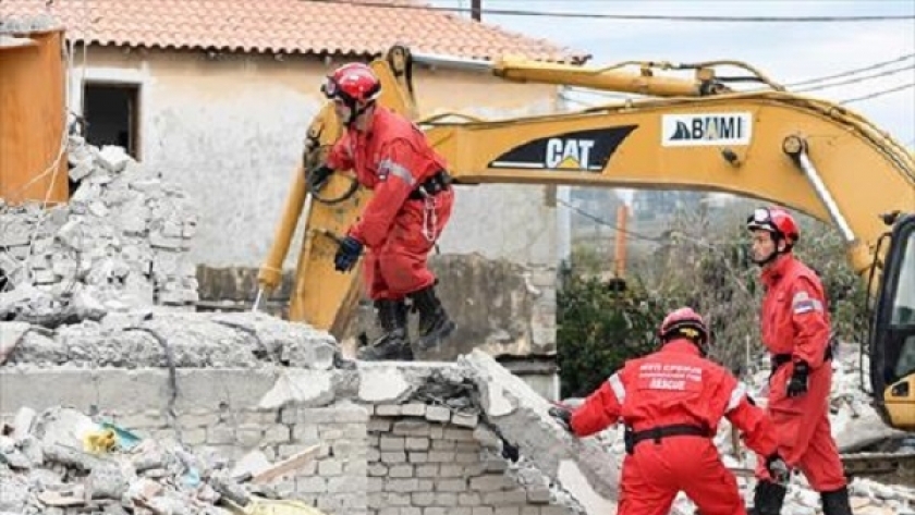 رجال الإنقاذ يبحثون عن ناجين بعد زلزال ألبانيا