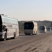 حافلات تغادر الغوطة على متنها عشرات المدنيين السوريين