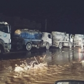 أسطول سيارات كسح ينقذ حصار مياه الامطار لاهالى الكيلوا ٤ بمطروح
