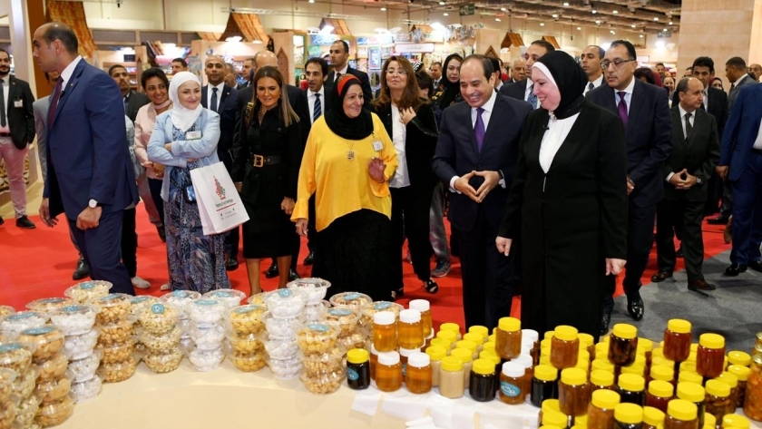 الرئيس السيسى خلال متابعته منتجات معرض «تراثنا» للحرف اليدوية