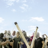 فلسطينيون يجهزون للمواجهات مع جيش الاحتلال «أ.ف.ب»