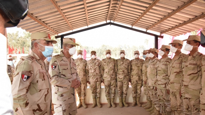 وزير الدفاع يتفقد معسكر إعداد وتأهيل مقاتلي شمال سيناء