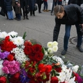 بالصور| في فرنسا وألمانيا وروسيا.. أكاليل من الزهور على روح ضحايا "حادث باريس"