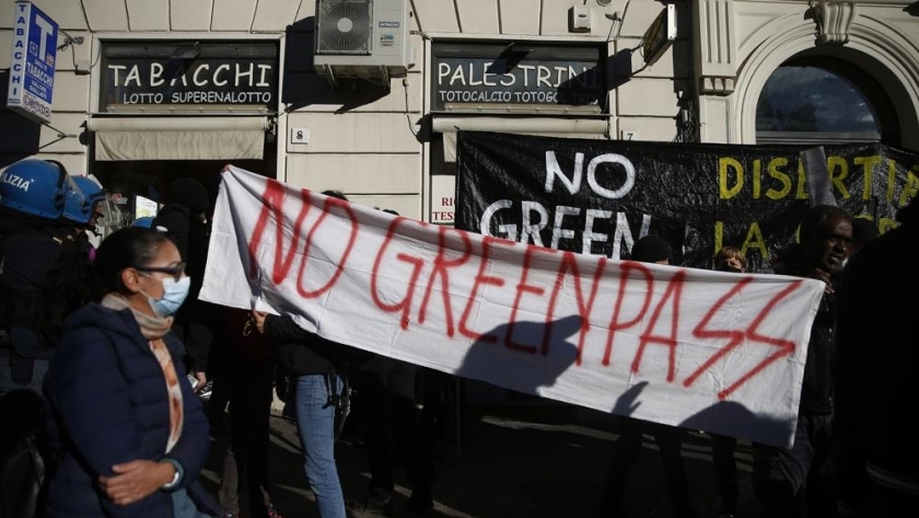 الشرطة الإيطالية ألقت القبض على نشطاء مناهضين لتصريح المرور الأخضر الخاص بتلقي لقاح كورونا