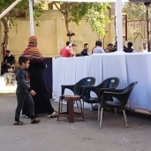مواطنون أمام لجنة مدرسة المعمارية الثانوية الصناعية بمنشأة ناصر