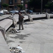 تنظيف نافوره ميدان "زويل" في الإسكندرية استعدادا لتشغليها