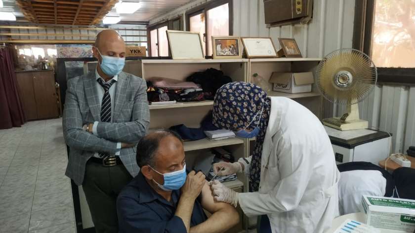 وكيل صحة الشرقية يتابع تطعيم العاملين بمصنع «BTM» بالعاشر  من رمضان  