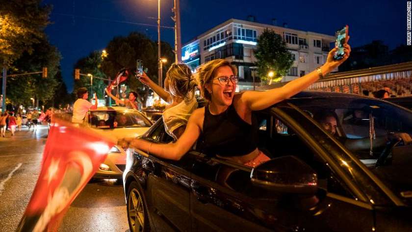 أنصار المعارضة التركية يحتفلون بفوز أكرم إمام أوغلو