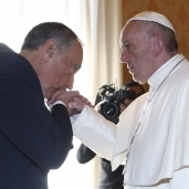 الرئيس البرتغالي يقبّل يد البابا فرنسيس