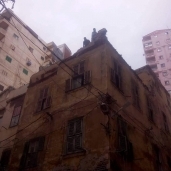 بسبب أمطار عوة.. سقوط أجزاء من عقار قديم بجمرك الإسكندرية