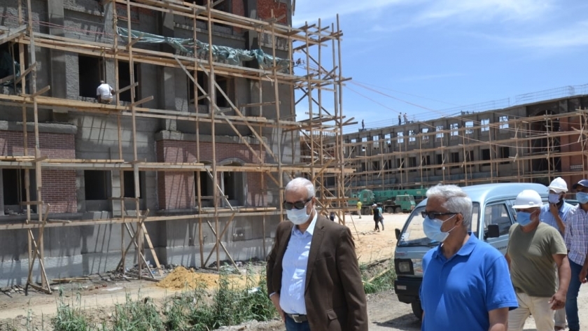 رئيس جامعة الإسكندرية يتفقد أعمال الإنشاءات الجديدة لمبانى الجامعة
