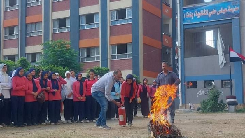 تدريب الطلاب على إطفاء الحريق