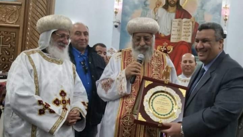 النائب مصطفى سالم يهنئ البابا تواضروس بعيد القيامة