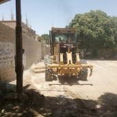 تسوية وتمهيد شوارع وطرق قرى مركز منفلوط بأسيوط