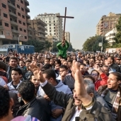 مئات الأقباط والمسلمين توافدوا لحضور جنازة الضحايا