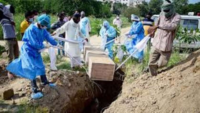 دفن إحدى وفيات كورونا في الهند