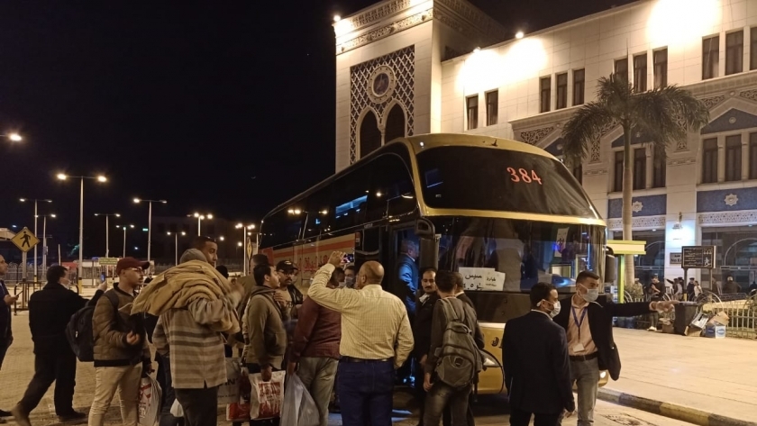 صور.. كامل الوزير يتابع نقل ركاب قطارات موعد الحظر إلى حافلات سوبر جيت