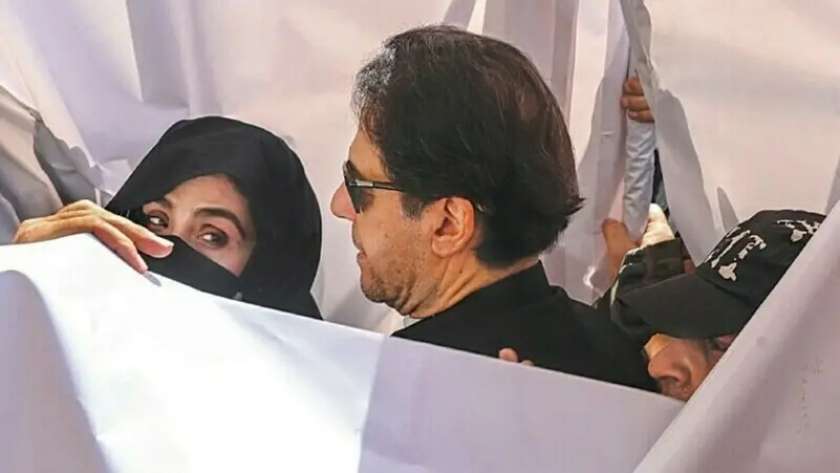 رئيس وزراء باكستان السابق وزوجته