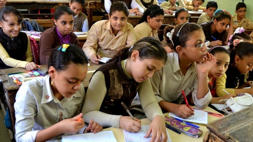 تلاميذ المدارس يهربون من دراسة اللغة العربية لصعوبتها