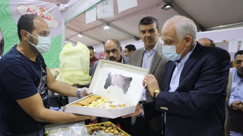 محافظ الجيزة يتفقد معرض «العيد فرحتنا» في فيصل.. تخفيضات تصل لـ30%
