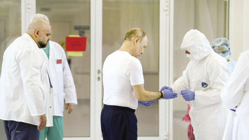 الرئيس الروسى أثناء تلقيه اللقاح أمس