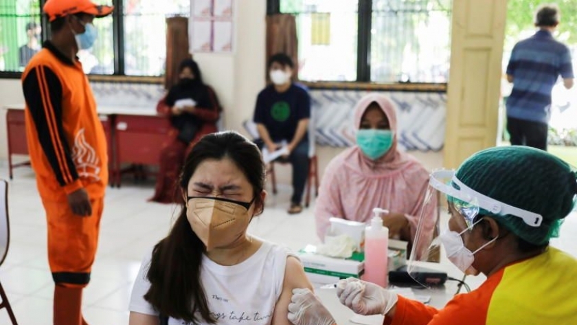أحد مراكز التطعيم ضد كورونا في إندونيسيا