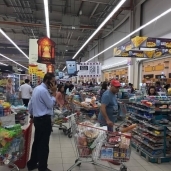 قطريون تزاحموا على محال السلع الغذائية لشراء احتياجاتهم خوفاً من الحصار